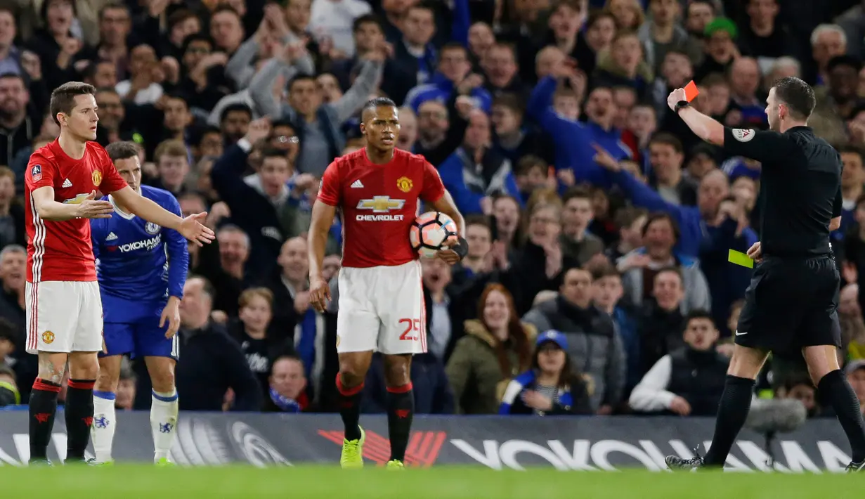 Reaksi pemain Manchester United, Ander Herrera saat diberikan kartu merah pada perempat final Piala FA melawan Chelsea di Stadion Stamford Bridge, Senin (13/3). Chelsea lolos ke semifinal Piala FA setelah menang 1-0 atas MU. (AP Photo/Alastair Grant)