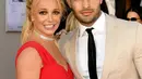 Penyanyi pop, Britney Spears dan sang pacar, Sam Asghari menghadiri premier film "Once Upon a Time in Hollywood" di TCL Chinese Theatre, 22 Juli 2019. Pasangan yang terpaut usia 12 tahun itu bahkan dengan senang hati berpose di karpet merah dan berbagi ciuman mesra. (Kevin Winter/Getty Images/AFP)