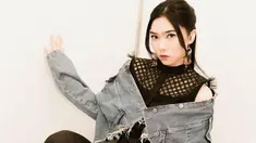 Berparas cantik, penyanyi ini selalu memukau penggemarnya dengan tampil memesona. Apalagi di beberapa momen, Isyana Sarasvati tampil gaya kasual dengan mengenakan denim. Penampilannya pun tampak makin keren.(Liputan6.com/IG/@isyanasarasvati)