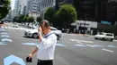Seorang pria menyeka wajahnya saat berjalan selama gelombang panas melanda Tokyo, Jepang (1/8/2019). Cuaca panas ekstrem yang melanda Jepang telah menewaskan puluhan orang tewas dan menyebabkan ribuan orang masuk rumah sakit dengan gejala dehidrasi. (AFP Photo/Charly Triballeau)