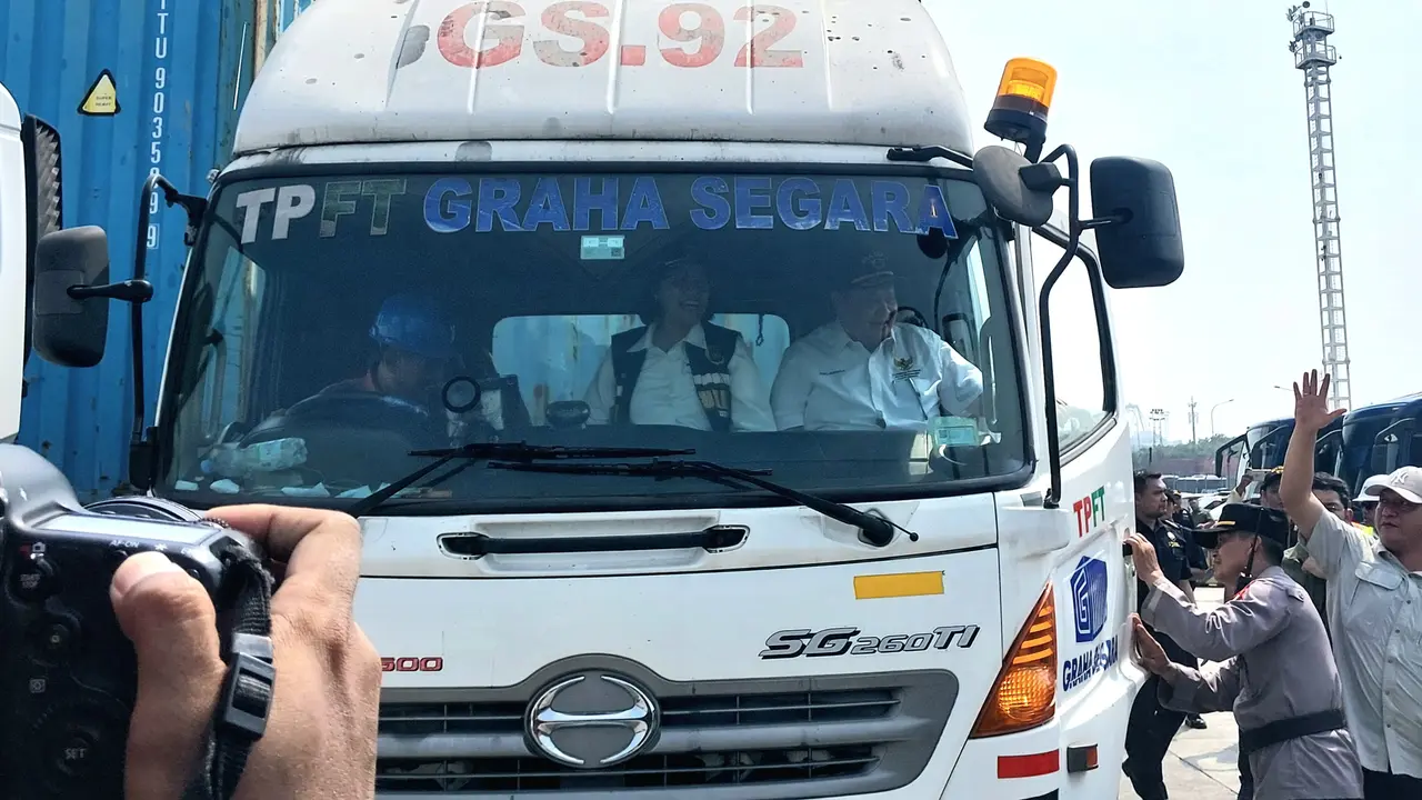 Menteri Koordinator Bidang Perekonomian Airlangga Hartarto dan Menteri Keuangan Sri Mulyani Indrawati menumpang sebuah truk saat melepaspuluhan ribu kontainer tertahan di pelabuhan, Sabtu (18/5/2024). (Arief/Liputan6.com)