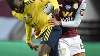 Pemain Arsenal Nicolas Pepe (kiri) berebut bola dengan pemain Aston Villa Douglas Luiz pada pertandingan Liga Premier Inggris di Villa Park, Birmingham, Inggris, Selasa (21/7/2020). Aston Villa menang 1-0. (AP Photo/Peter Powell, Pool)