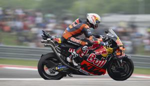 Pedro Acosta dari Spanyol dan Red Bull KTM Factory Racing melaju di lintasan lurus setelah mengalami kecelakaan saat balapan MotoGP di MotoGP AS - Balapan pada tanggal 30 Maret 2025 di Austin, Texas. (Mirco Lazzari gp/Getty Images via AFP)