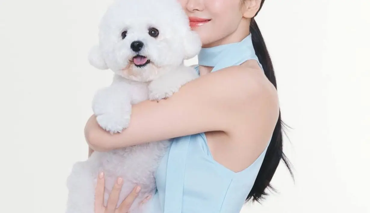 Song Hye Kyo tampil super glowing dengan gaya rambut lurus yang ditata sleek; rambut dikuncir rendah ke belakang. [Foto: Instagram/kyo1122]