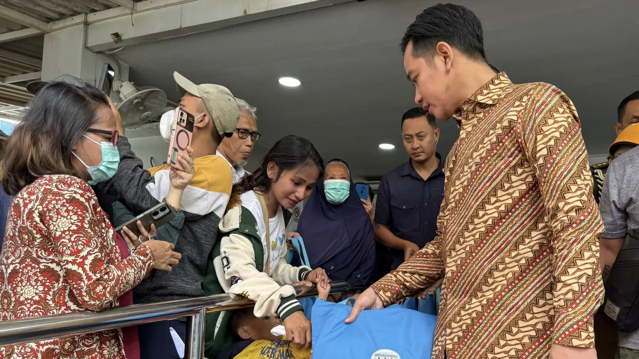 Wapres Gibran Rakabuming Raka meninjau Cek Kesehatan Gratis (CKG) di Puskesmas Kecamatan Taman Sari dan Puskesmas Kecamatan Tambora, Jakarta Barat, Senin (10/3/2025).