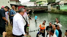 Menteri Desa, Pembangunan Daerah Tertinggal dan Transmigrasi, Eko Putro Sandjojo, meninjau desa padat karya di Desa Batu Merah saat meninjau normalisasi sungai yang kerap menjadi momok ketika hujan deras.