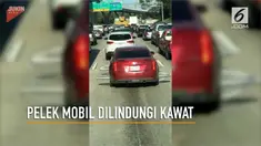 Sebuah mobil menjadi pusat perhatian pengguna jalan lantaran di setiap sisi pelek dilindungi kawat menonjol.