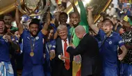 Presiden FIFA, Gianni Infantino (kanan), mengarahkan Presiden AS, Donald Trump, menjauh dari para pemain Chelsea yang merayakan kemenangan setelah mereka memenangkan pertandingan final Piala Dunia Antarklub FIFA di Stadion MetLife pada 13 Juli 2025 di East Rutherford, New Jersey. Ini adalah pertama kalinya dalam sejarah Piala Dunia Antarklub, Amerika Serikat menjadi tuan rumah kompetisi tersebut, satu tahun sebelum AS, Meksiko, dan Kanada dijadwalkan menjadi tuan rumah Piala Dunia pada tahun 2026. (Chip Somodevilla/Getty Images via AFP)