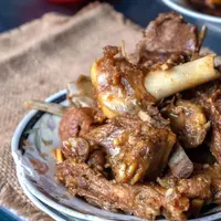 Iga kambing bisa diolah jadi tengkleng yang enak. Jangan lupa gunakan bunga pekak, jintan, dan kapulaga untuk memperkuat bumbu rempah-rempahnya./Copyright shutterstock.com