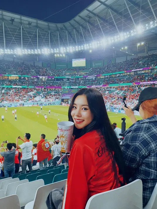 Kedatangannya Wheein Mamamoo tak sia-sia, timnas Korea Selatan berhasil melaju ke babak 16 besar setelah kalahkan Portugal dengan skor 2-1 pada Jumat (2/12/2022) lalu. Sempat diremehkan, tak heran jika kemenangan Korea Selatan atas Portugal tersebut jadi perbincangan di media sosial. Jadi salah satu wakil Asia dari 3 wakil, netizen sebut Piala Dunia 2022 ini banyak ‘plot twist’-nya. (Liputan6.com/IG/@whee_inthemood)