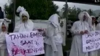 Polisi berpakaian pocong dan kuntilanak dikerahkan mengatur lalu lintas. Sementara itu, Batman dan Superman dipertemukan dalam sebuah film.