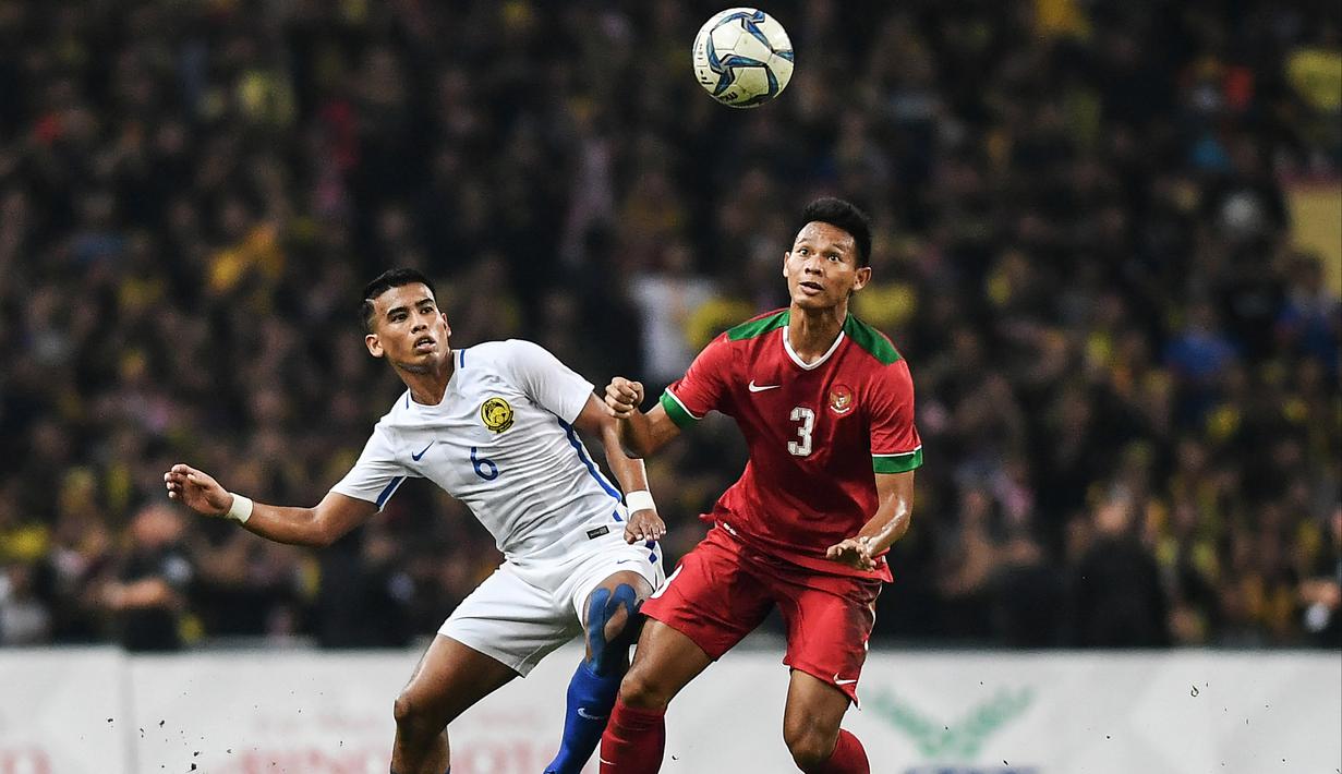Safawi Rasid (kiri) memiliki kemampuan kaki kiri yang baik layaknya Lionel Messi. Safawi juga mempunyai naluri mencetak gol yang tinggi. Kini dia menjadi top skor sementara Piala AFF dengan torehan empat gol. (AFP/Mohd Rasfan)