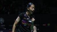 Tunggal putri andalan Indonesia, Putri Kusuma Wardani melakukan selebrasi usai mendapatkan poin pada pertandingan melawan wakil Taiwan, Sung Shuo Yun dalam babak 32 besar Indonesia Masters 2026 di Istora Senayan, Jakarta pada Rabu (21/01/2026). (Bola.com/Abdul Aziz)
