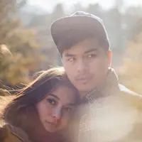 Pasangan Suami Istri ini telah menikmati liburan mereka di Korea. "Together Is My Favourite Place To Be," tulis Chelsea di salah satu caption foto instagramnya. (viainstagram@chelseaolivia/Bintang.com)