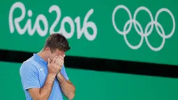 Petenis Argentina, Juan Martin del Potro, menangis usai mengalahkan petenis nomor satu dunia, Novak Djokovic, pada Olimpiade 2016 di Rio de Janerio, Brasil, Senin (8/8/2016). (AP/Vadim Ghirda)