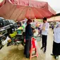 Presiden Jokowi memberikan BLT Minyak Goreng kepada sejumlah pedagang kecil dan penerima di Pasar Rakyat Angso Duo Baru Kota Jambi, Kamis (7/4/2022). (Foto: Biro Pers Sekretariat Presiden)