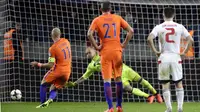 Gelandang Belanda, Arjen Robben, melakukan eksekusi penalti saat melawan Belarusia pada laga kualifikasi Piala Dunia 2018 di Stadion Borisov Arena, Borisov, Sabtu (7/10/2017). Belarusia kalah 1-3 dari Belanda. (AP/Sergei Grits)