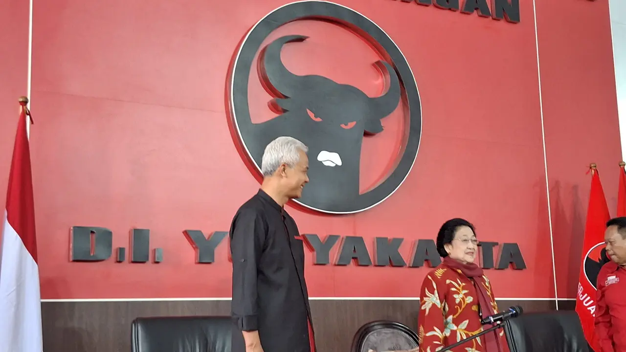 Ketua Umum PDI Perjuangan (PDIP) Megawati Soekarnoputri memberikan arahan kepada para pengurus DPD PDIP Daerah Istimewa Yogyakarta, Selasa (22/8/2023) (Liputan6.com/Lizsa Egaham)