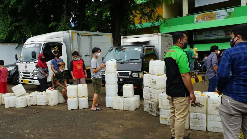 Holding BUMN Pangan atau ID FOOD menyalurkan 12 ton minyak goreng ke pedagang pasar tradisional.