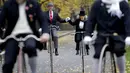 Peserta mengendarai sepeda penny farthing lengkap dengan mengenakan kostum yang berbau sejarah saat mengikuti balapan Penny Farthing tahunan di Praha, Republik Ceko (5/11). (Reuters/David W Cerny)