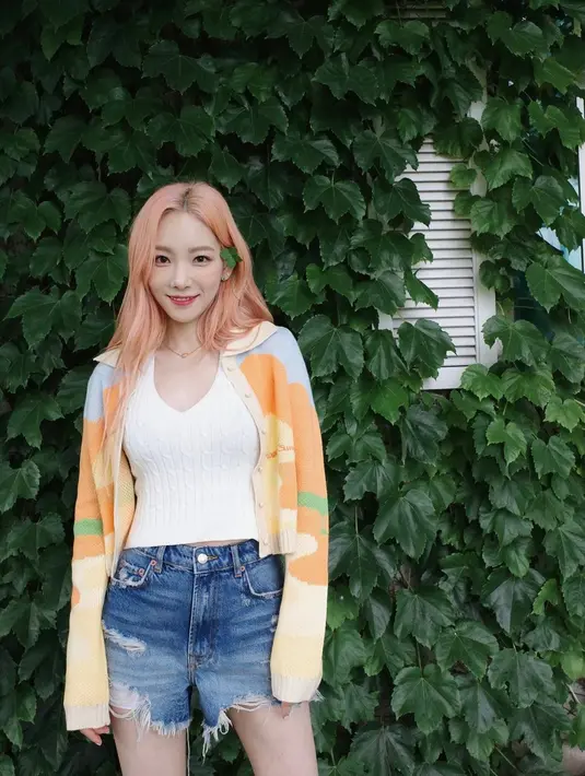 Gaya kasual Taeyeon satu ini tampak begitu menyegarkan. Memadukan vest rajut putih dengan cardigan berwarna cerah, penampilannya bak ABG. (Liputan6.com/IG/@taeyeon_ss)