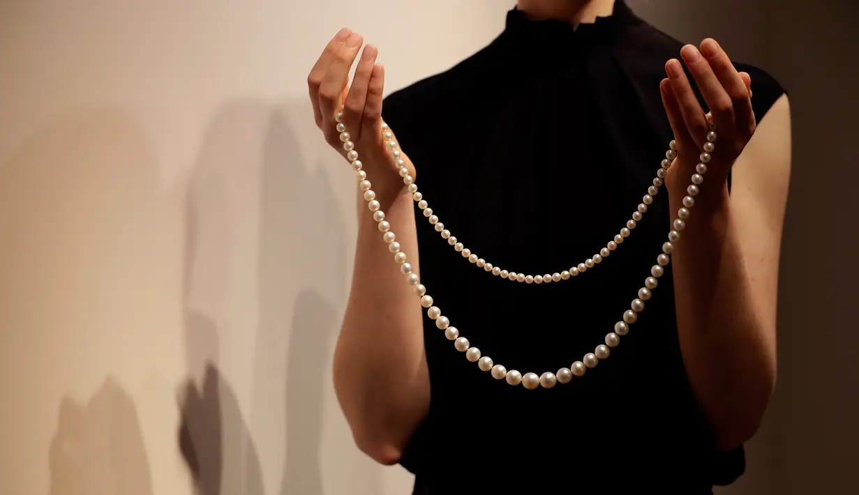 Model menampilkan kalung berhias 110 mutiara alam di balai lelang Christie, London, Inggris, Selasa (9/4). Kalung yang ditaksir berharga Rp 35-49 M ini akan dilelang di Geneva Magnificent Jewels pada 15 Mei mendatang. (AP Photo/Kirsty Wigglesworth)
