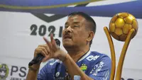 Komisaris Persib Bandung, Umuh Muchtar, memberikan sambutan dalam launching turnamen Soeratin U-17 yang digelarnya bersama Asprov PSSI Jawa Barat dan Askab PSSI Bekasi mulai Kamis (11/11/2021). (Bola.com/Erwin Snaz)
