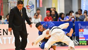 Atlet Para Judo Indonesia, Junaedi (depan), membanting Atlet Judo Vietnam, Tran V (belakang), dalam kategori Men's Individual -64 kg Para Games 2025 Thailand di Hall The Mall Korat, Nakhon Ratchasima, Thailand, Selasa (22-1-2026). Junaedi meraih medali emas setelah berhasil memenangkan tiga pertandingan secara sempurna. (Dok. NPC Indonesia)