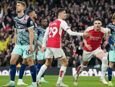 Pemain Arsenal Declan Rice (kanan tengah) melakukan selebrasi setelah mencetak gol pembuka saat pertandingan sepak bola Liga Premier Inggris melawan Brentford di Stadion Emirates, London, Inggris, Sabtu, 9 Maret 2024. (AP Photo/Frank Augstein)