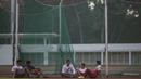 Pelari Indonesia, Lalu Zohri (tengah), berdiskusi dengan rekan-rekannya saat pemusatan latihan di Stadion Madya Senayan, Jakarta, Kamis (2/8/2018). Pemusatan latihan ini merupakan persiapan jelang Asian Games XVIII. (Bola.com/Vitalis Yogi Trisna)