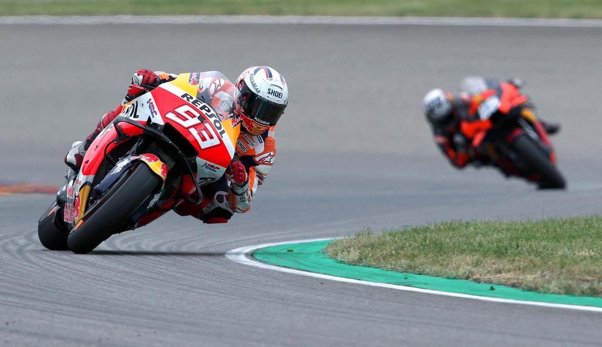 Marc Marquez melahap 30 lap dengan catatan waktu 41 menit 7,243 detik. Pembalap berjuluk The Baby Alien itu unggul 1,610 detik atas Miguel Oliveira (Red Bull KTM) yang finis di urutan kedua. (Foto: AFP/Ronny Hartmann)