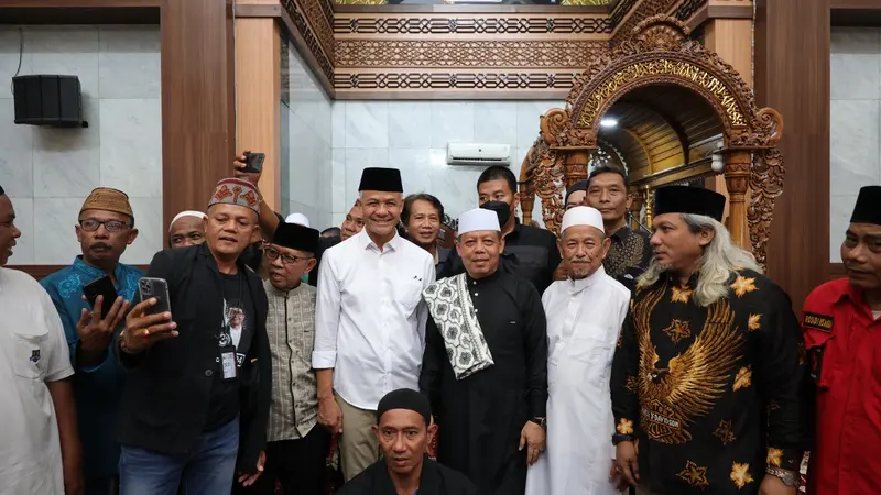 Calon Presiden (Capres) nomor urut 3 Ganjar Pranowo, berziarah ke makam Syekh Quro di komplek Masjid Agung Karawang, Jumat (15/12/2023).