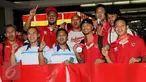 Tim nasional basket putra/putri Indonesia saat tiba di Bandara Soekarno-Hatta, Banten, Selasa (16/6/2015). Mereka berhasil mengawinkan dua medali perak di cabang olahraga basket pada SEA Games 2015 di Singapura. (Liputan6.com/Helmi Afandi)
