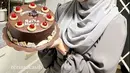 Adiba juga mendapat kejutan berupa kue ulang tahun dari temannya. Kakak dari Abidzar Al Ghifari itu kini memang dikenal telah membintangi beberapa serial, film, dan merilis single. Selain itu, Adiba juga aktif menjadi selebgram dan influencer lewat media sosialnya. (Liputan6.com/IG/@adiba.knza)