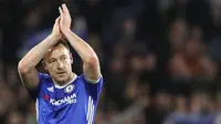 Bek Chelsea, John Terry, menyapa suporter saat melawan Middlesbrough pada laga Premier Laegue di Stadion Stamford Bridge, London, Senin (8/5/2017). (AFP/Adrian Dennis)