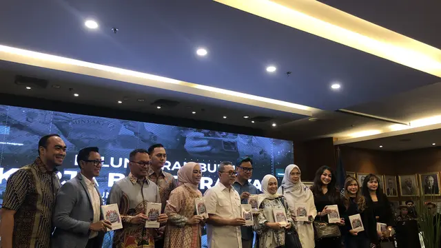 Menteri Perdagangan (Mendag) Zulkifli Hasanmeluncurkan buku "Zulhas, Kerja Bantu Rakyat: Setahun Perjalanan Mendag", di Auditorium Kementerian Perdagangan, pada hari ini, Kamis (15/6/2023). (Elza/Liputan6.com)