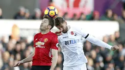 Duel pemain Manchester United, Michael Carrick  (kiri) dan pemain, Swansea City, Fernando Llorente pada laga Premier League di Liberty Stadium, (6/11/2016). (Action Images via Reuters/John Sibley) 