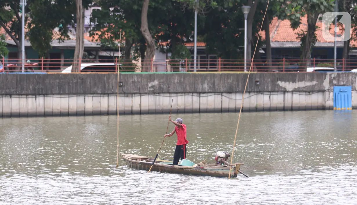 Seorang nelayan tengah mencari cacing sutra di sungai cisadane Tangerang, Senin (30/11/2020). Cacing sutra tersebut memiliki nilai ekonomis bagi para nelayan yang nantinya akan di jual untuk pakan ikan hias dan kosmetik. (Liputan6.com/Angga Yuniar)