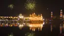 Pertunjukan kembang api di atas Kuil Emas yang menyala terlihat pada peringatan kelahiran Guru Nanak di Amritsar, India, 19 November 2021. Guru Nanak adalah Guru Sikh pertama dan pendiri Sikhisme. (AP Photo/Prabhjot Gill)