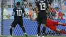 Kiper Islandia, Hannes Halldorsson, menepis penalti bintang Argentina, Lionel Messi,  pada laga Grup D Piala Dunia di Stadion Spartak, Moskow, Sabtu (16/6/2018). Islandia bermain imbang 1-1 dengan Argentina. (AP/Victor Caivano)