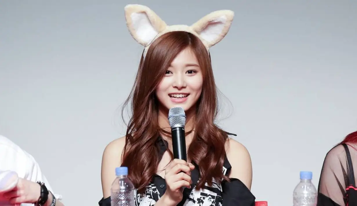 Selain pandai bernyanyi, Tzuyu Twice juga punya wajah yang cantik menawan. Ia menempati posisi ke-3 di daftar The 100 Most Beautiful Faces of the World. (Foto: allkpop.com)