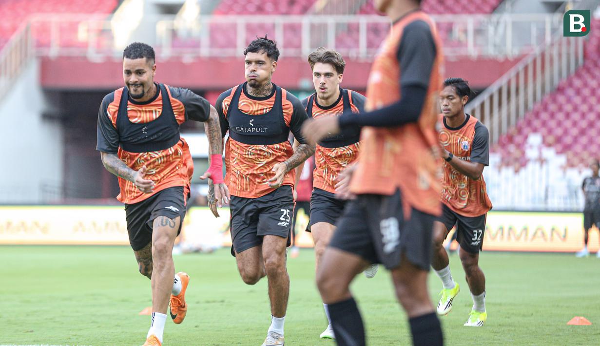 Maxwell Souza (paling kiri), Shayne Pattynama (tengah) dan Mauro Zijlstra (paling kanan) tampak serius megikuti latihan resmi  jelang pertandingan pekan ke-30 BRI Super League melawan Persis Solo yang bertempat di Stadion Utama Gelora Bung Karno (SUGBK) Jakarta pada Minggu (26/04/2026).