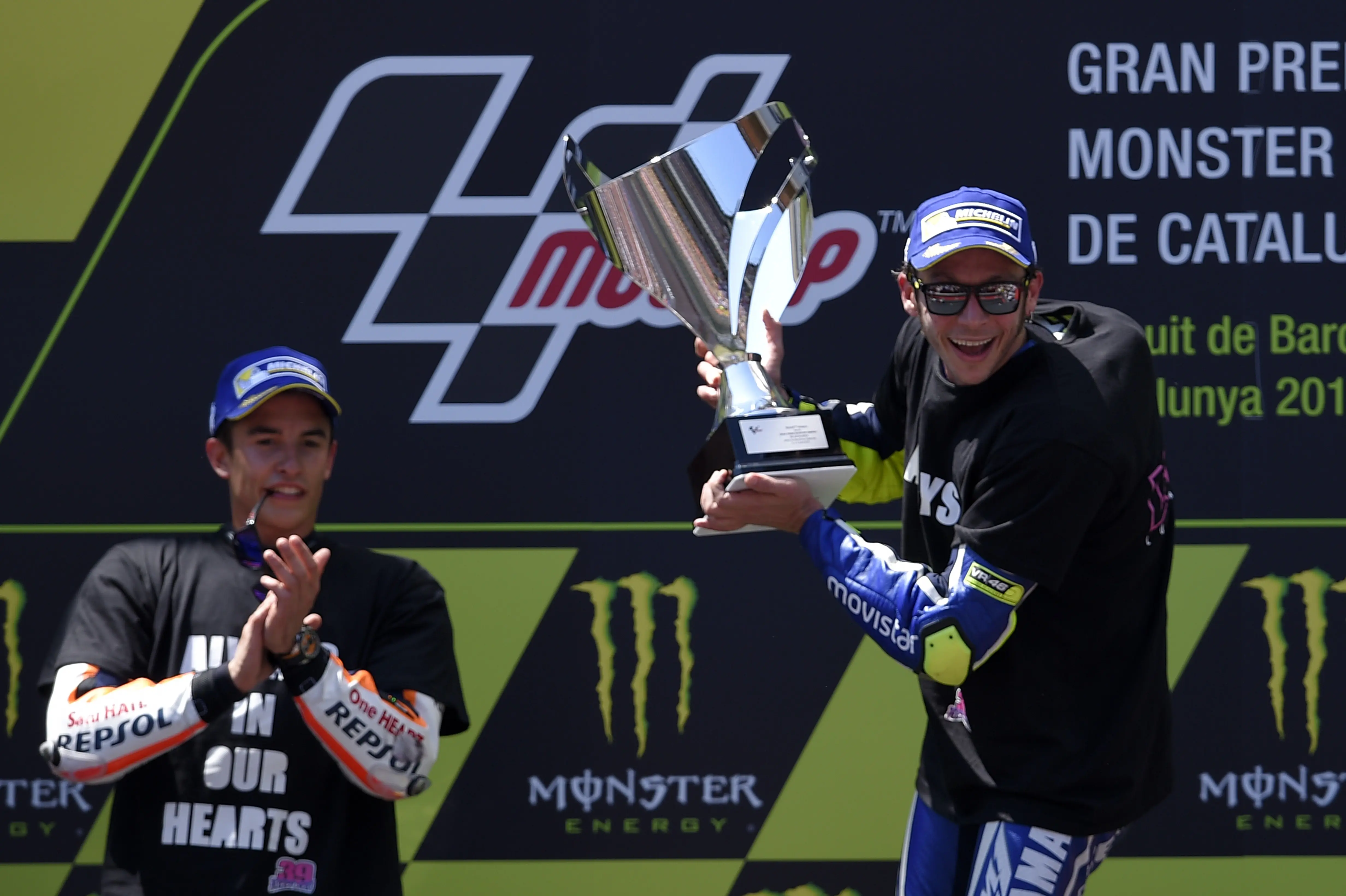 Valentino Rossi (kanan) saat menjuarai MotoGP Catalunya 2016. (AFP/Lluis Gene) 