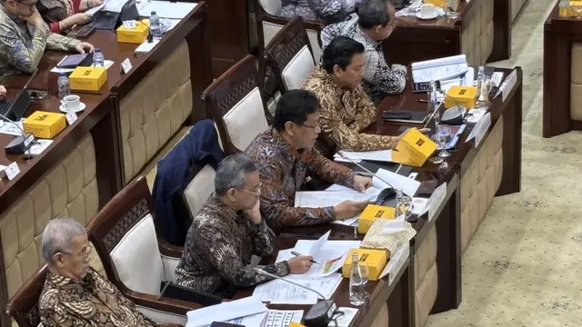 Menteri Keuangan Purbaya Yudhi Sadewa Rapat Perdana di DPR