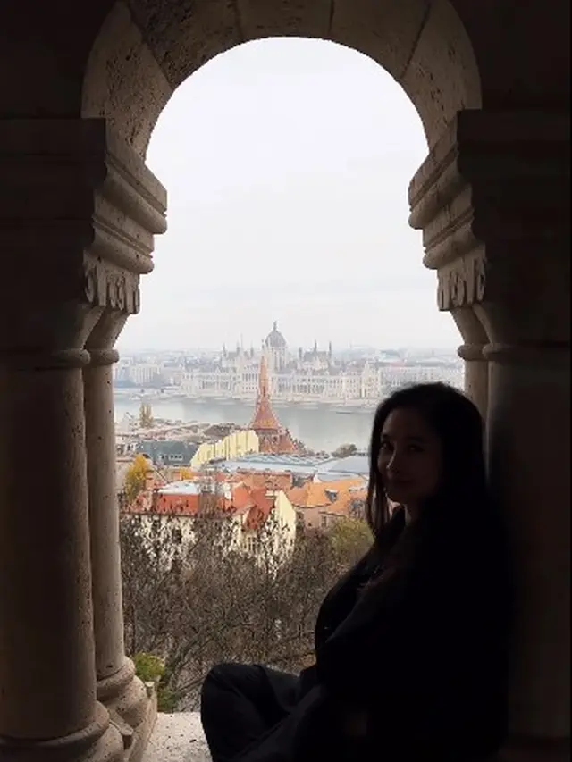 [Fimela] 6 Potret Romantis Stuart Collin dan Kekasih Saat Liburan di Luar Negeri