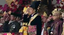 Presiden Indonesia Joko Widodo atau Jokowi (tengah) dalam balutan pakaian adat, memberi hormat saat upacara pengibaran bendera Merah Putih pada peringatan Hari Ulang Tahun (HUT) ke-78 Republik Indonsia (RI) di Istana Merdeka, Jakarta, Indonesia, Kamis (17/8/2023). (AP Photo/Achmad Ibrahim)