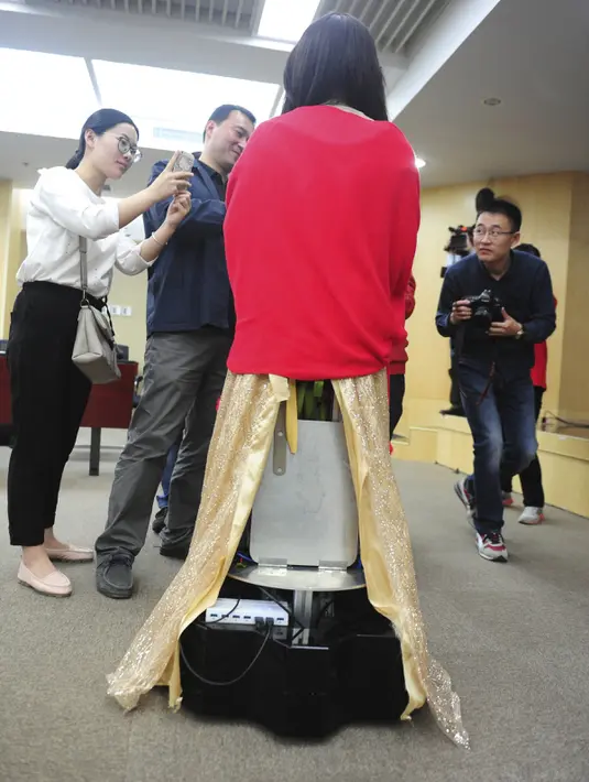  Robot humanoid bernama Jiajia tampak belakang saat peluncurannya di Hefei, Provinsi Anhui, Cina, Jumat (15/4). Pengunjung terkagum-kagum karena wajah Jiaja mirip sekali dengan wajah manusia. (REUTERS/Stringer)