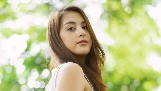 tersenyum santai baju putih