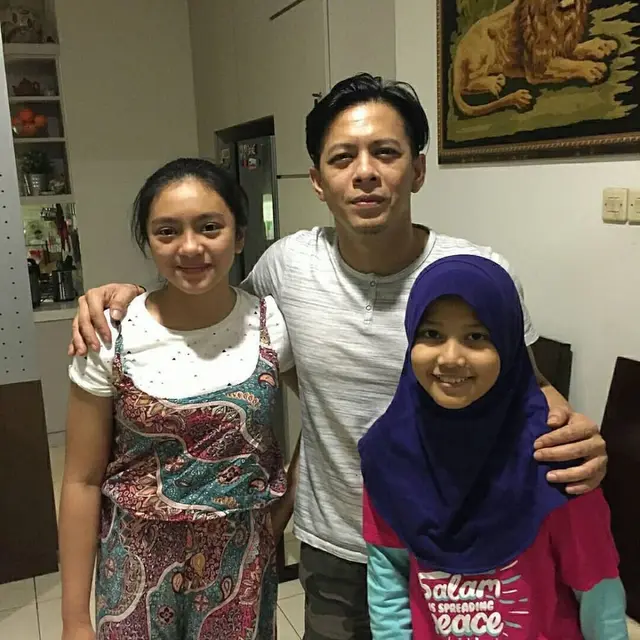 Jarang Terekspos, Ini 6 Potret Kebersamaan Ariel NOAH dan Putrinya