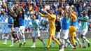 Para pemain Inter Milan merayakan kemenangan atas Sassuolo pada laga Serie A Italia di Stadion Mapei, Reggio-Emilia, Minggu (20/10). Sassuolo kalah 3-4 atas Inter. (AFP/Miguel Medina)